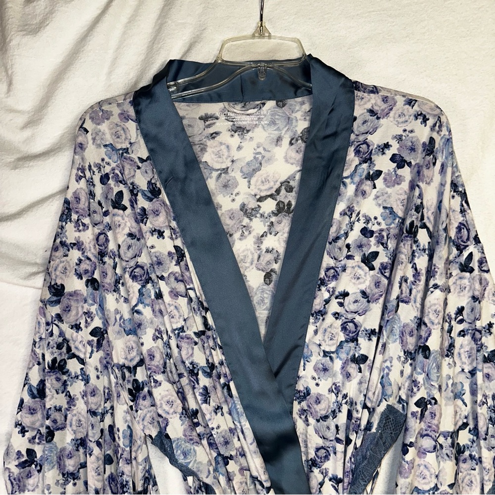 Victoria’s Secret Robe, short, floral, lace, blue purple, XS/S soft, like new
